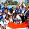 Indian men's hockey team poses with sports minister. Photo: PTI