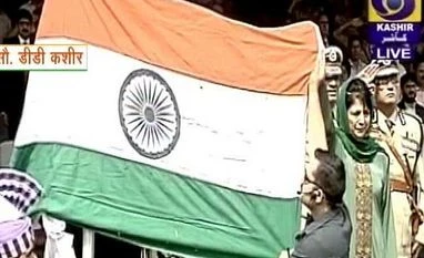 Indian army inducts 300 youth from J&K A screengrab of the incident happened during Independence Day celebrations in Srinagar, Jammu and Kashmir. Photo: DD Kashir