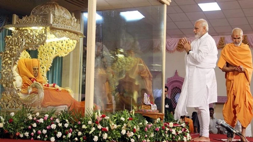 Prime Minister Narendra Modi pays his last respects to Swaminarayan's Pramukh Swami in Sarangpur, Gujarat. Photo: Yasin D Prime Minister Narendra Modi pays his last respects to Swaminarayan's Pramukh Swami in Sarangpur, Gujarat. Photo: Yasin D