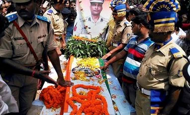 Jharkhand: Last rites of martyred CRPF commandant Pramod Kumar held in Jamtara CRPF personnel paying tribute to Commandant Pramod Kumar, who was killed in a gun battle with Militants in Nouhatta district of Srinagar