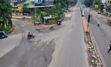 Bandh in Odisha takes toll on business, loss estimated at Rs 1,500 cr Deserted Jayadeb Bihar-Nandankanan Road during Odisha Bandh called by Congress party on Mahanadi water controversy in Bhubaneswar.