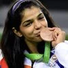 India's Sakshi Malik poses with her bronze medal for the women's wrestling freestyle 58-kg competition during the medals ceremony