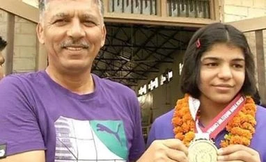 'Double leg attack' strongest point of Sakshi: Coach Ishwar Coach Ishwar Dahiya