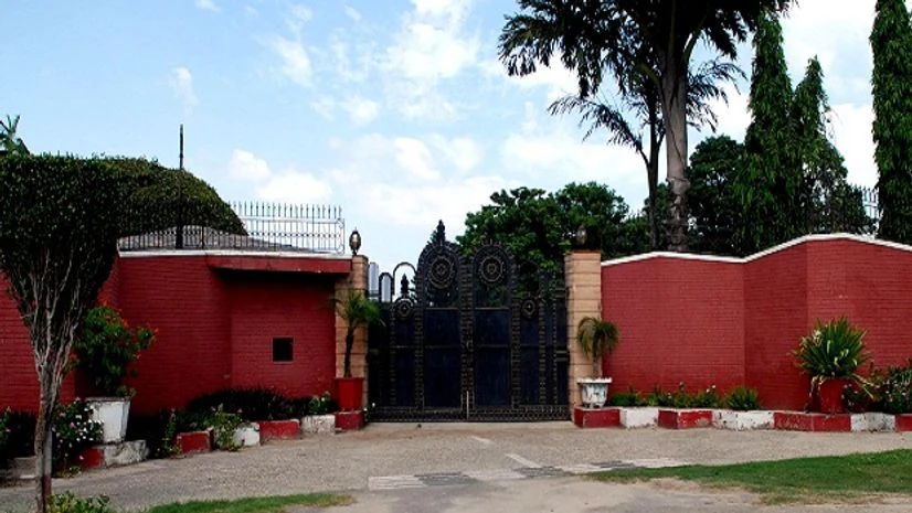 The farmhouse in Badkhalsa village, Haryana where PACL's luxury cars put on auction by Sebi were available for inspection by potential bidders on Sunday. Photo: Dalip Kumar The farmhouse in Badkhalsa village, Haryana where PACL's luxury cars put on auction by Sebi were available for inspection by potential bidders on Sunday. Photo: Dalip Kumar