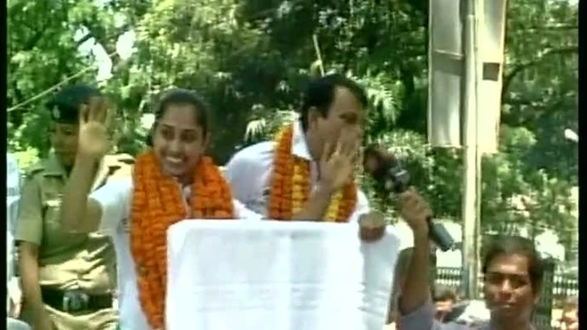 Gymnast Dipa Karmakar arrives in Agartala, gets a grand welcome Gymnast Dipa Karmakar arrives in Agartala, gets a grand welcome