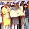 Sakshi Malik reaches Haryana, presented Rs 2.5 crore cheque