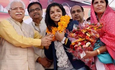 Khattar forgets Sindhu's name, calls her from Karnataka Chief minister of Haryana Manohar Lal Khattar honours the olympic bronze medalist Sakshi Malik at a felicitation ceremony in Gurgaon