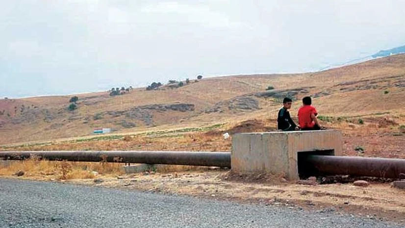 Iraq to sell oil through Iran if talks with Kurds fail Iraq to sell oil through Iran if talks with Kurds fail