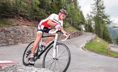 How to ride downhill on a bicycle How to ride downhill on a bicycle