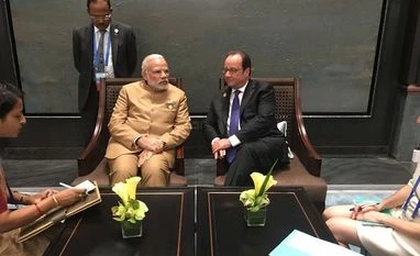 PM Narendra Modi meets French President Francois Hollande in Hangzhou Source: Twitter