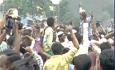 Protests continue as Karnataka releases Cauvery water to Tamil Nadu Protest against Tamil Nadu CM Jayalalithaa in Mandya, Karnataka (Image source: ANI)