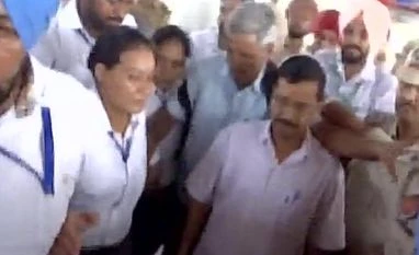 Arvind Kejriwal heckled by protesters at Delhi, Ludhiana railway station Delhi CM Arvind Kejriwal arrives in Ludhiana amidst protests by Akali Dal and Congress