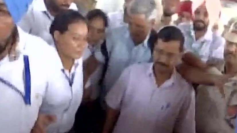 Delhi CM Arvind Kejriwal arrives in Ludhiana amidst protests by Akali Dal and Congress Delhi CM Arvind Kejriwal arrives in Ludhiana amidst protests by Akali Dal and Congress