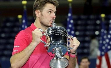 Stan Wawrinka beats Novak Djokovic to win US Open men's title Stan Wawrinka of Switzerland, kisses the championship trophy after beating Novak Djokovic of Serbia, to win the men's singles final of the US Open tennis tournament in New York.