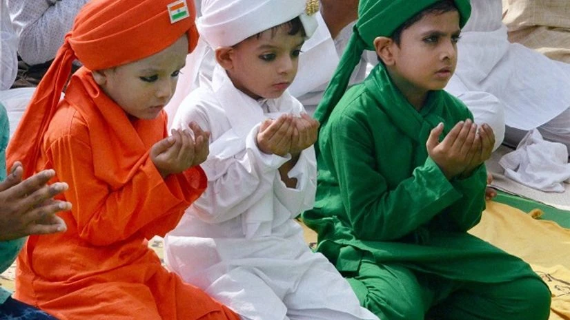 Children dressed in colors of Indian national flag offer namaz on the occasion of Eid al-Adha in Mathura Children dressed in colors of Indian national flag offer namaz on the occasion of Eid al-Adha in Mathura