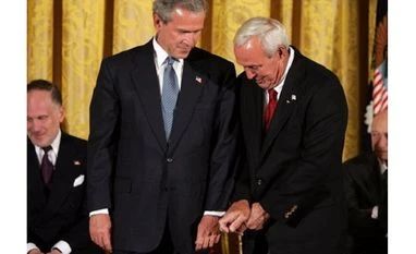 Arnold Palmer, the magnetic face of golf in the 1960s, dies at 87 Recipient of the Presidential Medal of Freedom Arnold Palmer compares golf grips with then President George W Bush before receiving his award in the East Room of the White House on June 23, 2004 (Image: Wikipedia)