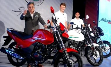 Hero revs up premium bike segment From(L)to(R) Pawan Munjal CMD,HMCL with Markus Braunsperger Chief Technology Officer,HMCL and Malo Le Masson Head Global Product Planning, HMCL at the launch of All New Achiever-150 Dalip Kumar