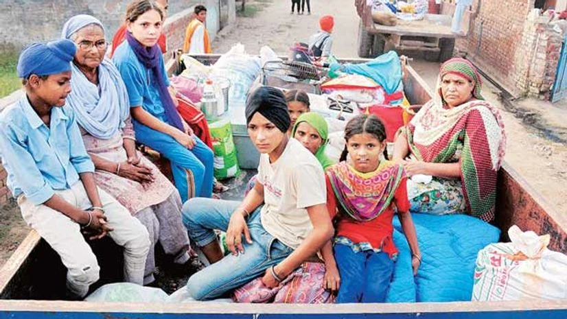 Villagers along the border with Pakistan being evacuated as a precautionary measure on Thursday | Photo: PTI Villagers along the border with Pakistan being evacuated as a precautionary measure on Thursday | Photo: PTI