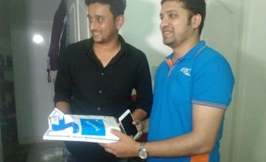 Flipkart cashes in on strong iPhone 7 launch, Binny delivers first device iPhone 7