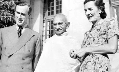 Scuttling from India Mahatma Gandhi with the last Viceroy, Louis Mountbatten and his wife Edwina in 1947. It was Mountbatten's arbitrary choice of date for the British withdrawal, announced at a press conference, that underlined the British government's systematic failur