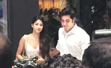 Telcos, Flipkart cash in on iPhone 7 fever Akash Ambani gives away the first iPhone 7 at a Reliance Digital store in Mumbai