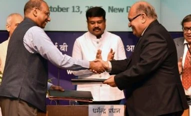 TERI and PetroFed officials sign MoU in presence minister Dharmendra Pradhan TERI and PetroFed officials sign MoU in presence minister Dharmendra Pradhan