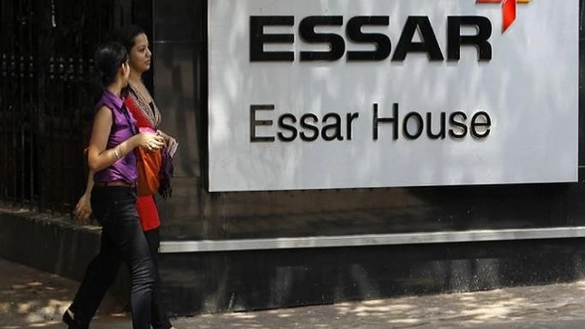 Medewerkers lopen langs een Essar Group-logo buiten hun hoofdkantoor in Mumbai. Foto: Reuters Medewerkers lopen langs een Essar Group-logo buiten hun hoofdkantoor in Mumbai. Foto: Reuters
