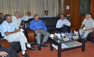 Aim for Nobel Prize, Harsh Vardhan tells scientists Union Minister for Science and Technology and Earth Sciences Harsh Vardhan