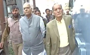 Yashwant Sinha led delegation meets Geelani over Kashmir unrest Yashwant Sinha arrives to meet SAS Geelani at his residence