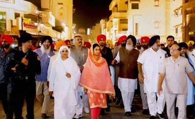 Badal appeals for peaceful and fair elections in Punjab Punjab Chief Minister Parkash Singh Badal accompanied by Deputy Chief Minister Sukhbir Singh Badal, Union Ministers Harsimrat Kaur Badal and Vijay Sampla dedicate the Amritsar Beautification Project to the humanity in Amritsar, Punjab.