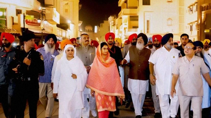 Punjab Chief Minister Parkash Singh Badal accompanied by Deputy Chief Minister Sukhbir Singh Badal, Union Ministers Harsimrat Kaur Badal and Vijay Sampla dedicate the Amritsar Beautification Project to the humanity in Amritsar, Punjab. Punjab Chief Minister Parkash Singh Badal accompanied by Deputy Chief Minister Sukhbir Singh Badal, Union Ministers Harsimrat Kaur Badal and Vijay Sampla dedicate the Amritsar Beautification Project to the humanity in Amritsar, Punjab.