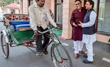Stuck in traffic jam, Paytm CEO visits Akhilesh on rickshaw Uttar Pradesh Chief Minister Akhilesh Yadav with Paytm CEO Vijay Shekhar Sharma. (Photo: Twitter/@yadavakhilesh)
