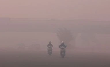 Install air purifiers to save students from pollution: AAP to Delhi schools Commuters make their way amidst the heavy smog in New Delhi