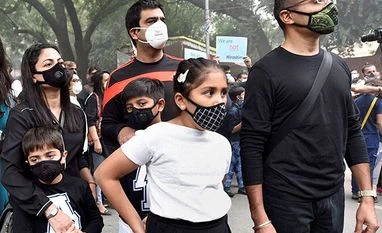 SC, NGT launch probe into Delhi's air pollution problem A group of citizens protest against air pollution at Jantar Mantar in New Delhi. (Photo: PTI)