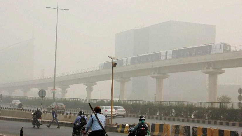 People commute in dense smog in Gurugram People commute in dense smog in Gurugram