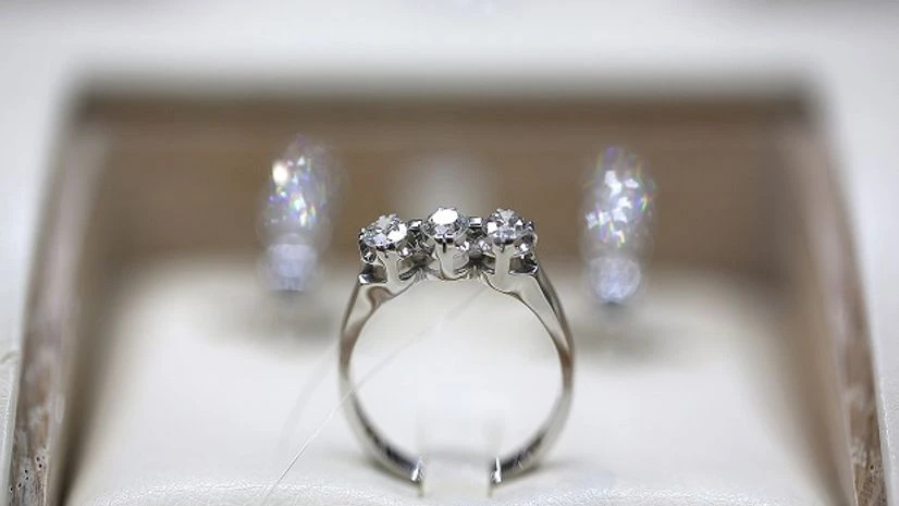 Couples don't buy diamonds online the way they used to Couples don't buy diamonds online the way they used to