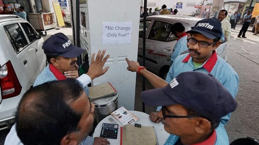 People at a petrol pump to fill petrol as the Prime minister ordered to ban 500 and 1000 rupees notes as part of NDA Govt's fight against black money and corruption in New Delhi People at a petrol pump to fill petrol as the Prime minister ordered to ban 500 and 1000 rupees notes as part of NDA Govt's fight against black money and corruption in New Delhi