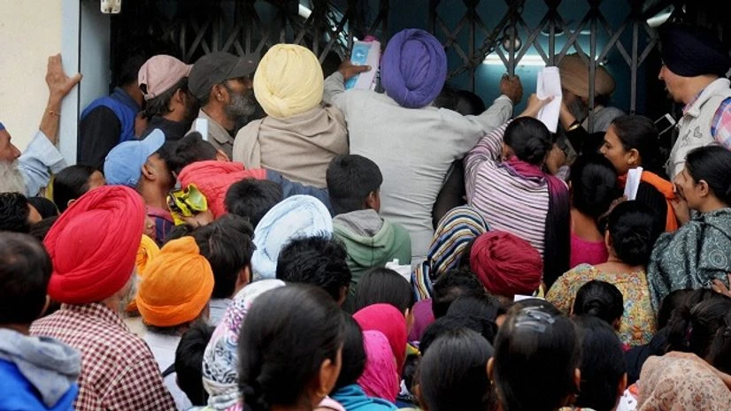 Panic hoarding of Rs 100 notes as ATMs dry up fast Panic hoarding of Rs 100 notes as ATMs dry up fast