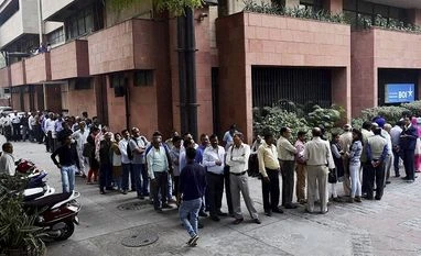 Utter chaos: Long queues, panic hoarding of Rs 100 notes as ATMs dry up fast Delhi bank