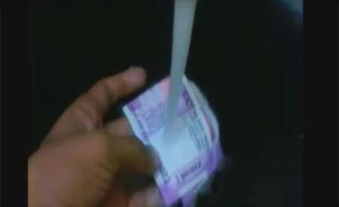 Water proof? Curious citizen rinses Rs 2,000 note, video gets 5 mn views A man washing Rs 2000 note.