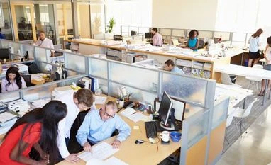 US jobless claims near 44-year-low as labor market tightens Photo: Shutterstock