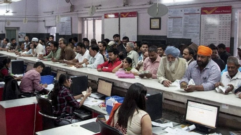 People to deposit and exchange 500 and 1,000 currency notes rupee, demonetisation, black money currency, 500, 1000, notes, 2000