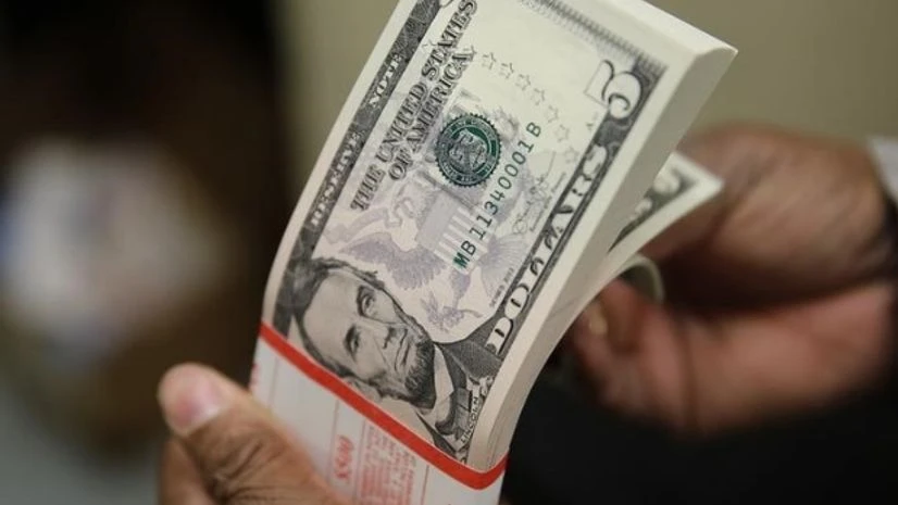 A packet of former U.S. President Abraham Lincoln five-dollar bill currency is inspected at the Bureau of Engraving and Printing in Washington (Photo: Reuters) A packet of former U.S. President Abraham Lincoln five-dollar bill currency is inspected at the Bureau of Engraving and Printing in Washington (Photo: Reuters)