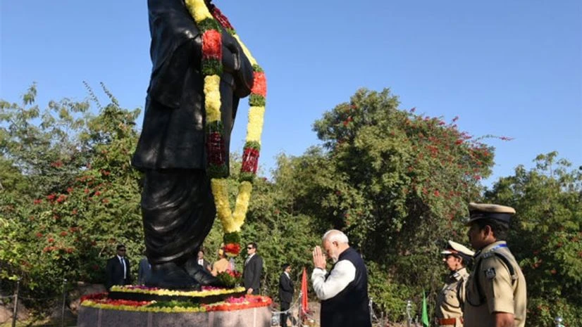 Prime Minister Narendra Modi pays tributes to Sardar Patel in Hyderabad. Photo: Twitter (@PMOIndia) Prime Minister Narendra Modi pays tributes to Sardar Patel in Hyderabad. Photo: Twitter (@PMOIndia)