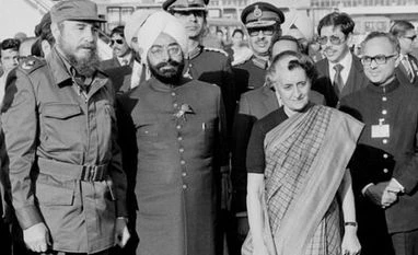 Parliament condoles death of Fidel Castro Former Cuban president Fidel Castro with former Indian president Giani Zail Singh and former prime minister Indira Gandhi. Photo: Twitter (@IndiaHistorypic)