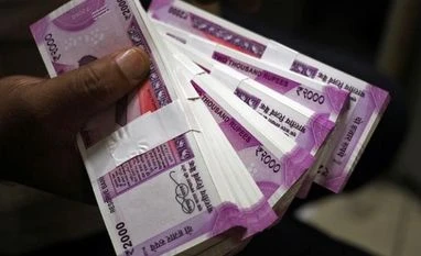 Demonetisation: Rs 1.5 crore in new notes seized in Goa in 24 hours A cashier displays the new 2000 Indian rupee banknotes inside a bank in Jammu (Photo: Reuters)
