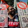 A man holds placards and shouts slogans during a rally organized by India's main opposition Congress party against the government's decision to withdraw 500 and 1000 Indian rupee banknotes from circulation (Photo: Reuters)