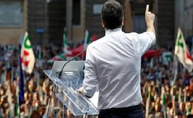 Italian referendum: PM Matteo Renzi vows to quit if Italians say no to reforms Italian Prime Minister Matteo Renzi speaking during a rally in Rome. (Photo: Reuters)