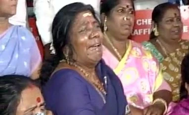 Jayalalithaa suffers cardiac arrest, undergoing care: Apollo Hospitals jaya, jayalalithaa