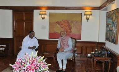 Rs 100 cr: Kerala-based spiritual organisation biggest donor to Modi's Swachh Bharat Abhiyan project Prime Minister Narendra Modi meets Mata Amritanandamayi. Photo: Twitter (@narendramodi)
